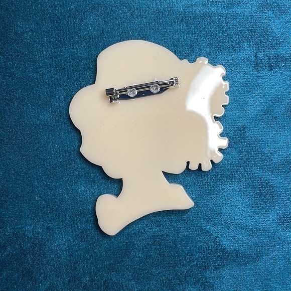 Acrylic Brooch woman with hat and flowers - Picture 2 of 3